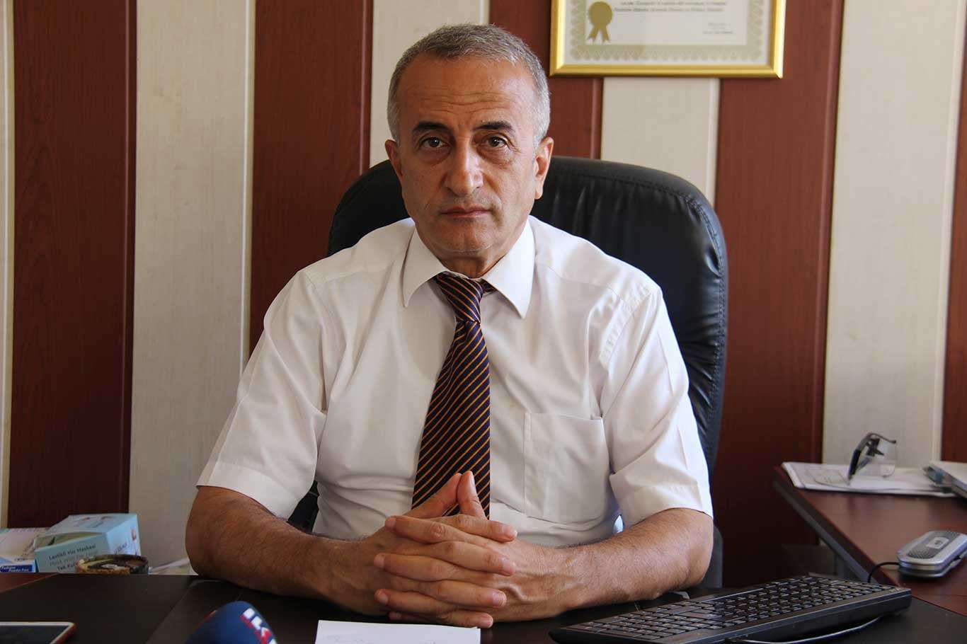 Prof. Dr. Şenyiğit: "Vaka artışının en büyük sebebi toplu bir araya gelmelerdir" Prof. Dr. Şenyiğit: "Vaka artışının en büyük sebebi toplu bir araya gelmelerdir"